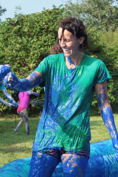 "Alien Eggs" Game. Kiddie pool. Fill with slime, goo, paint, whatever you choose. Put balls, eggs, some kind of objects in the bottom. Outdoor Group Games, Messy Games, Messy Party, Slime Games, Group Games For Kids, Egg Game, Summer Camp Games, Color Wars, Kitty Party Games