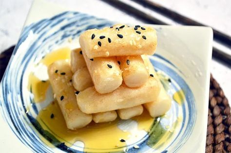 Korean Rice Cakes with Honey is basically the simplest dish ever with only three ingredients. In this version, the chewy rice cakes are seared with butter until the outsides are crisp before drizzling them honey. Cakes Made With Oil, Sweet Rice Cake, Korean Rice Cakes, Korean Rice Cake, Rice Cake Recipes, Double Chocolate Muffins, Desserts Pictures, Korean Rice, Sweet Rice