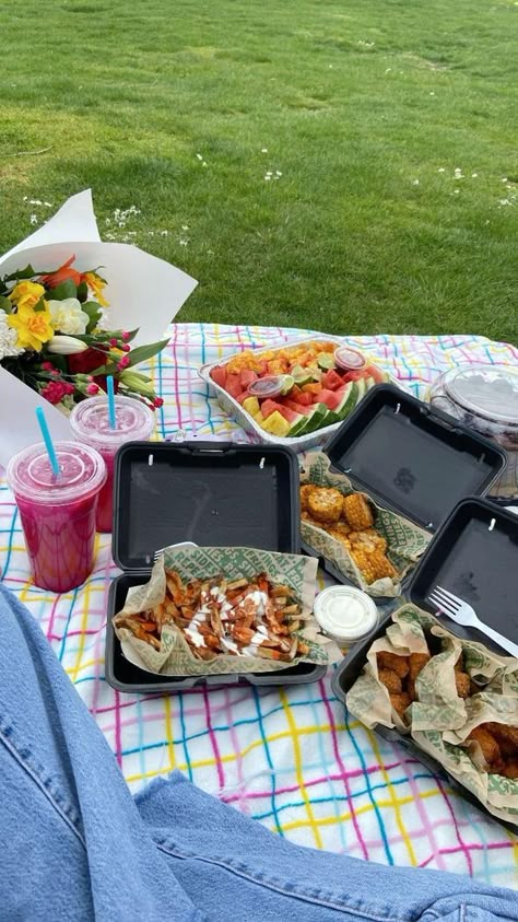 Cute Picnic Ideas For Couples, Date Picnic Ideas Romantic, Picnic Food Ideas Aesthetic Junk Food, Couple Picnic Date Ideas, Picnic Ideas For Boyfriend, Summer Dates Ideas, Picnic Date Pictures, Pinic Romantico Aesthetic, Picnic Date Activities