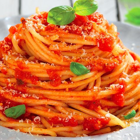 Best Pasta Recipe, Pomodoro Sauce Recipe, Famous Italian Dishes, Spaghetti Tomato, Spaghetti Tomato Sauce, Pomodoro Recipe, Spaghetti Al Pomodoro, Pasta Al Pomodoro, Spagetti Recipe