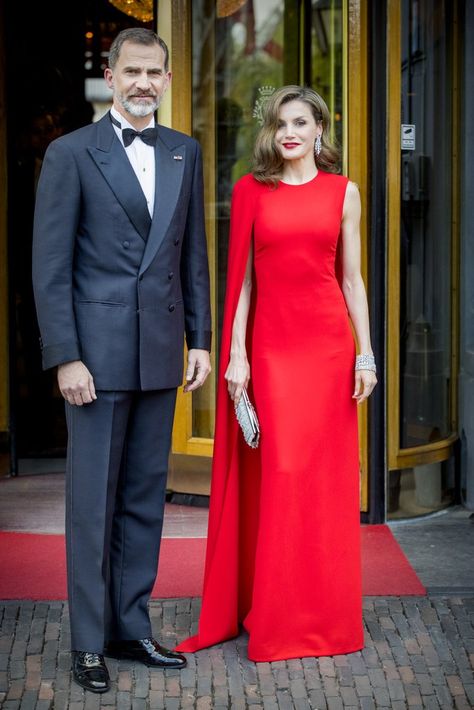 Queen Letizia Wears Outfits No Other Royal Could Pull Off — You'll Want to See Them! Princess Letizia, Cape Gown, Style Royal, Estilo Real, Red Gowns, Glamorous Style, Queen Letizia, Cape Dress, Royal Fashion