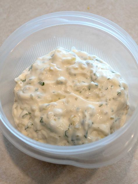 Quick and Easy Traditional Tartar Sauce Easy Tartar Sauce, Tartar Sauce Recipe, Tartare Sauce, Homemade Tartar Sauce, Tartar Sauce, Sweet Pickles, Gordon Ramsay, Jamie Oliver, Fish Dishes