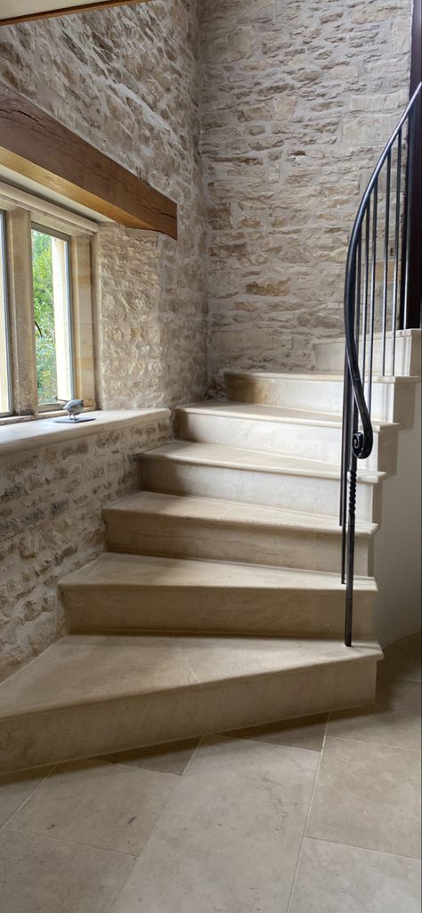 Stone Staircases Indoor, Stone Interior Stairs, Stone Wall Staircase, Stepenice Unutrasnje, Old Stone Houses Interior, Country House Stairs, Microcement Stairs, Stone House Interior, Stone House Decor