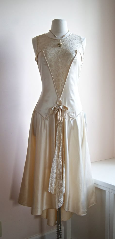 1920s Vintage Wedding Dress from Xta Bay Vintage Vintage Wedding Dress 1920s, Wedding Dresses Vintage 20s, 1920s Wedding Dress, Style Année 20, Chic Vintage Brides, Vintage Clothing Boutique, 1920 Fashion, Trendy Wedding Dresses, 20s Fashion