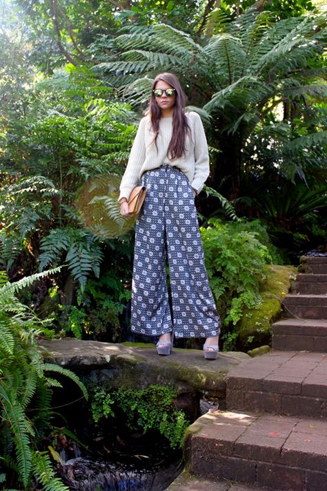 Batik Pants Outfit, Batik Pants, Wrap Pant, Heels Vintage, Wrap Pants, Perfect Summer Outfit, Travel Wear, Shoes Vintage, Vintage Clutch