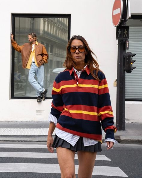 Stripes Street Style, Sweat Shirt Skirt Outfit, Collared Polo Shirt Outfit Women, Tommy Hilfiger Street Style, Striped Rugby Shirt Outfit, Rugby Dress Outfit, Rugby Shirt Street Style, Rugby Shirt Outfit Women Aesthetic, 2025 Fall Fashion Trends