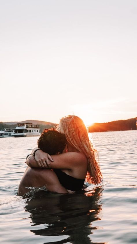 Couple Beach Water Pictures, Lake Vacation Picture Ideas, Swimming Couples Photoshoot, Couple At The Lake, Pool Photoshoot Ideas Couples, Summer Photoshoot Ideas Couples, Pool Picture Ideas Instagram Couple, Cute Couple Lake Pictures, Couples Boat Pictures