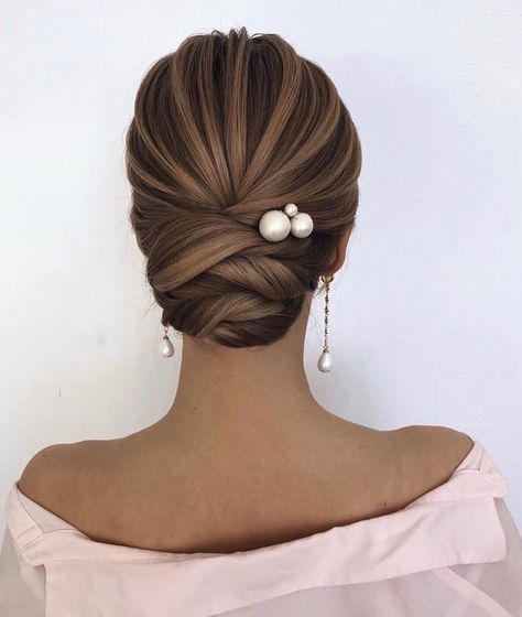 WEDDING DIARY on Instagram: “Gorgeous hairstyles ❤️ What hairdo would you choose for your wedding day? ✨  Hairstyles by @oksana_sergeeva_stilist 😍  Tag a bride / bride…” Sanggul Modern, Classic Updo, Mother Of The Bride Hair, Bridal Hair Updo, Updos For Medium Length Hair, Peinados Fáciles Para Cabello Corto, Wedding Hair Inspiration, Wedding Hairstyles Updo, Wedding Hair And Makeup