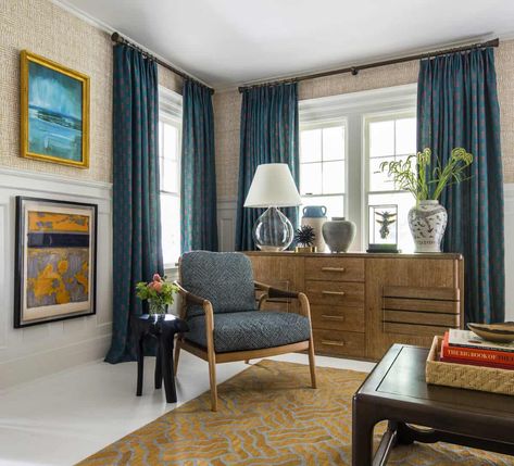 A shingle style colonial cottage in East Hampton gets a breezy makeover Small Room Solutions, Floral Drapes, Hamptons Cottage, Small Loveseat, Thom Filicia, Built In Bookcase, East Hampton, Living Room Ideas, Furniture Arrangement