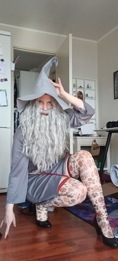 Medieval Wizard Costume, Wizard Hairstyles, Medieval Wizard Aesthetic, Wizard Outfit Ideas, Wizard Core Aesthetic, Diy Wizard Costume, Larp Wizard, Wizard Pose, Wizard Halloween Costume