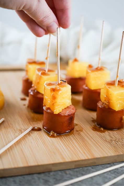 Sausage Pineapple Appetizer, Sausage Pineapple, Pineapple Appetizers, Sausage Appetizers, Sauce Cocktail, Work Recipes, Fruit Appetizers, Skewer Appetizers, Quiche Recipe