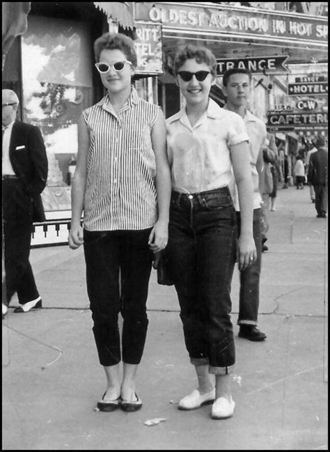 1950s women wearing denim jeans and button down shirts with flat shoes and sunglasses. 1950s Pants, 1950s Casual, Mode Rockabilly, 1950s Women, 20th Century Women, Pedal Pushers, Look Retro, Fashion 1950s, Moda Vintage