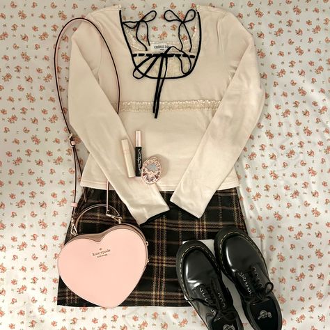 Shoes Doc Martens, Doc Martens Outfit, Coquette Outfit, Coquette Y2k, Kate Spade Shoes, Doc Martens, Girly Outfits, Outfit Details, Aesthetic Outfits