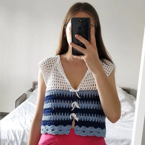 Making perfect knots and taking a picture is harder that it looks like 😂😂 this top is a bit too big however I really like it now that i've found a solution for the collar 😍 stay tuned for another colorful raglan crochet summer top 🥰 Yarn: happy shiny cotton by @woolandthegang #crochet #crochetinspiration #crochetinspo #crochetdesign #crochetdesigner #crochetaddict #uncinetto #crochettop #crochetsummertop #crochetsummer Raglan Crochet, Taking A Picture, Crochet Summer Tops, Crochet Summer, Collar Stays, Crochet Keychain, Summer Crochet, Crochet Ideas, Crochet Designs