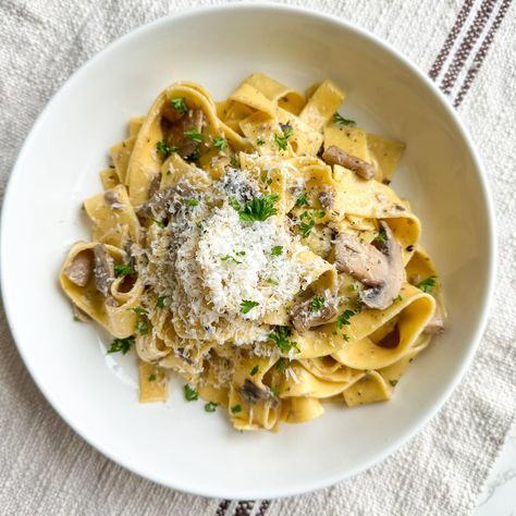 Miso Mushroom Pasta for Meatless Monday! This pasta is so rich with umami flavor from the miso paste and mushrooms, and it’s so easy, you’ll have to throw this one on the dinner rotation. Serves 2-3 Ingredients Mushroom Medley White Miso Paste Heavy cream Pappardelle pasta (or pasta of choice) Parmesan cheese Parsley for garnish (optional) Boil a large pot of water and cook the pappardelle pasta for 6-7 min, reserving 1/2 cup pasta water. In a large pan, add a tablespoon of butter and coo... Pasta With Wild Mushrooms, Fettuccine Recipes, Pappardelle Pasta, Diner Recept, Creamy Mushroom Sauce, Mushroom Pasta, Spread Recipes, Creamy Mushrooms, Wild Mushrooms