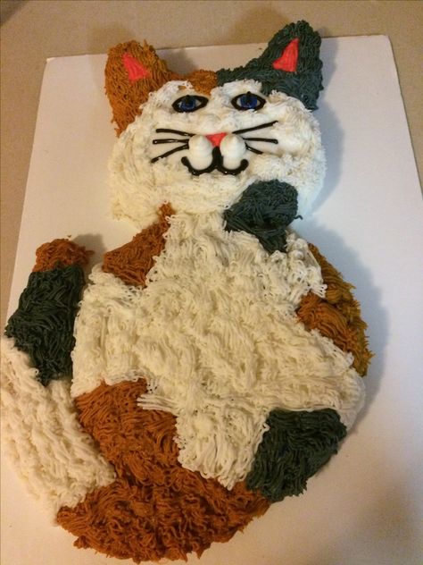 Calico cat cake Calico Cat Cake, Cat Bday, Ray Peat, Cat Cakes, Funny Cakes, Cat Themed Birthday Party, Cupcake Art, Cat Ideas, Butterfly Cakes