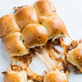 Bbq Chicken Sliders Recipes, Pull Apart Sliders, Best Bbq Chicken, Sliders Recipes Chicken, Bbq Chicken Sliders, Chicken Food Recipes, Slider Sandwiches, Party Tray, Chicken Sliders