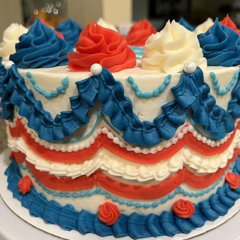 Happy Flag Day! #cake #shopsmallbusiness #shopsmall #femalebusinessowner #patriotic #redwhiteandblue #graciescakes #thebartendingbaker #cake #lambeth #vintagecake #vintage #buttercream Labor Day Cake Ideas, Labor Day Cake, Patriotic Cakes, Happy Flag Day, Patriotic Cake, American Cake, 4th Of July Cake, American Summer, Flag Day