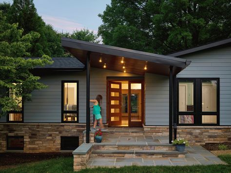 Modern Front Porches, Veranda Design, Porch Kits, Front Porch Lighting, Modern Porch, Building A Porch, Porch Roof, Entry Design, Modern Entryway