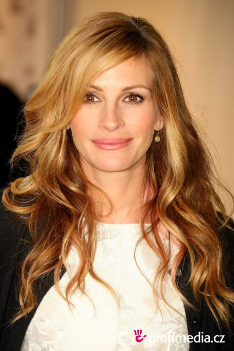 Julia Roberts - Cerca con Google Julia Roberts Hair, Celebrity Haircuts, Strawberry Blonde Hair Color, Hair Color Caramel, Hair Color Light Brown, Strawberry Blonde Hair, Fancy Hairstyles, Long Wavy Hair, Julia Roberts