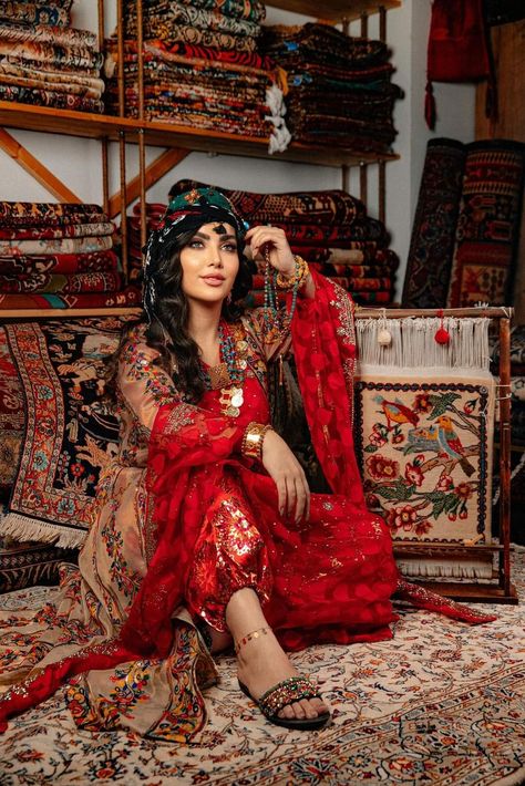 Afghanistan Women, Kurdish Dress, Kurdish Clothes, Leaf Photography, Iranian Women Fashion, Arab Beauty, Iranian Women, Outfits Petite, Feminine Beauty