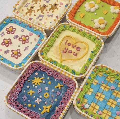 Square Bento Cake Design, Mini Tortas Aesthetic, Mini Rectangle Cakes, Korean Cake Design, Small Cake Ideas, Mini Cakes Ideas, Vintage Cake Ideas, Cake Icing Ideas, Lunch Box Cakes