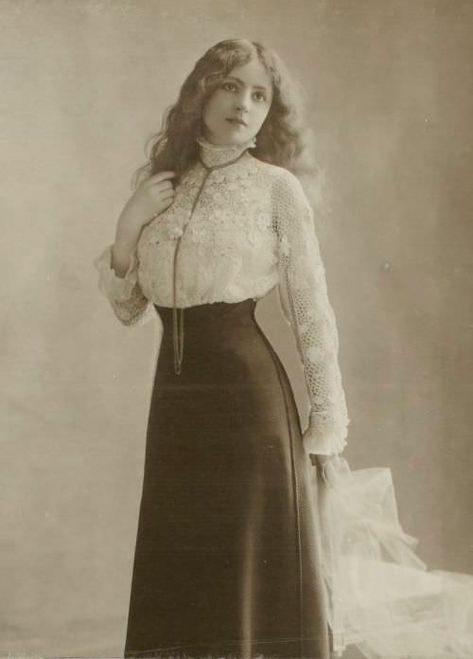 Young woman, 1910. - Album on Imgur 1900s Fashion, 1910s Fashion, Portrait Vintage, 20th Century Fashion, Paris Mode, Vintage Versace, Photo Vintage, Edwardian Era, Edwardian Fashion