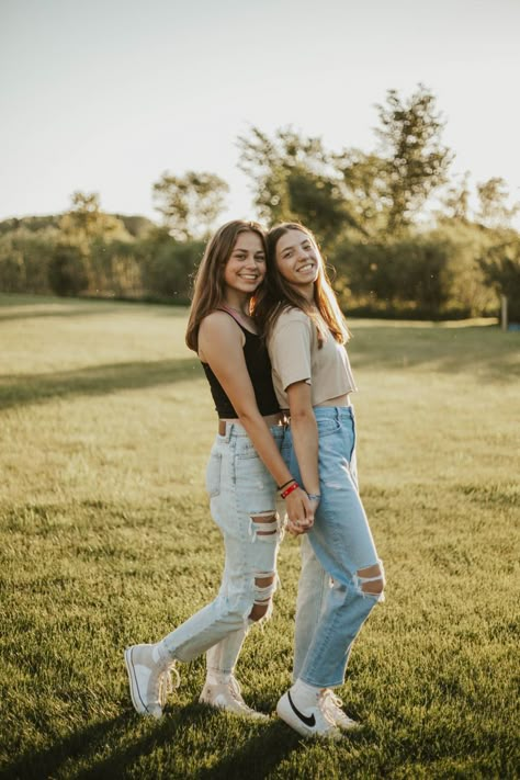 Teenage Sisters Photoshoot, Girl Friends Photoshooting Ideas, Teen Sister Photoshooting Ideas, Sister Poses For Pictures, Best Friend Senior Pictures, Sister Picture Poses, Girl Photoshooting Ideas, Bsf Photos, Sisters Photography Poses