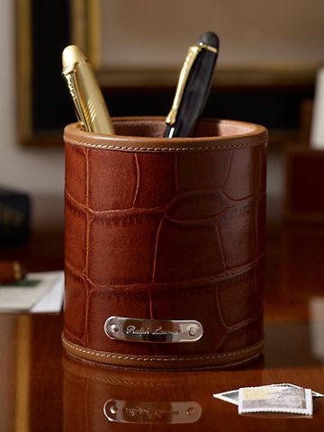 Leather Office Accessories, Instyle Decor, Leather Scrap, Leather Wallet Pattern, Leather Tray, Leather Craft Tools, Pencil Cup, Leather Office, Leather Duffle Bag