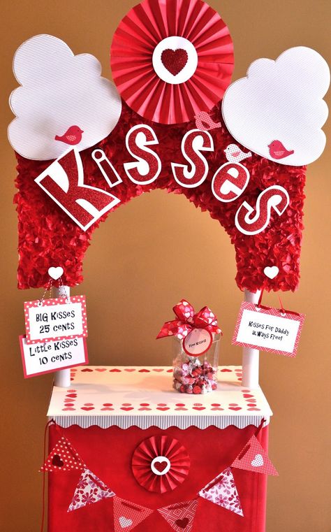 Valentines Photo Booth Frame, Love Decorations Valentines, Preschool Photoshoot, Valentines Day Photo Booth, Valentines Photo Booth, Girls Valentines Boxes, Valentines Day Bulletin Board, Valentines Birthday Party, Family Valentines Day