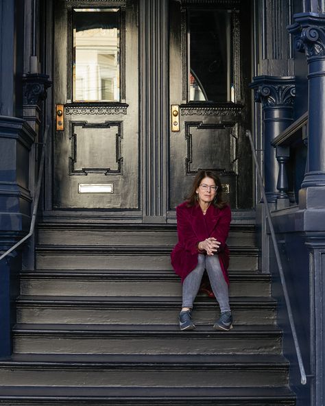 Before & After: Moody Blues for an Elegant Victorian in San Francisco Blue Victorian House, San Francisco Victorian Houses, Victorian Kitchens, Victorian Rooms, Basement Remodel Ideas, Navy Living Rooms, Hale Navy, Navy Blue Walls, Arch House