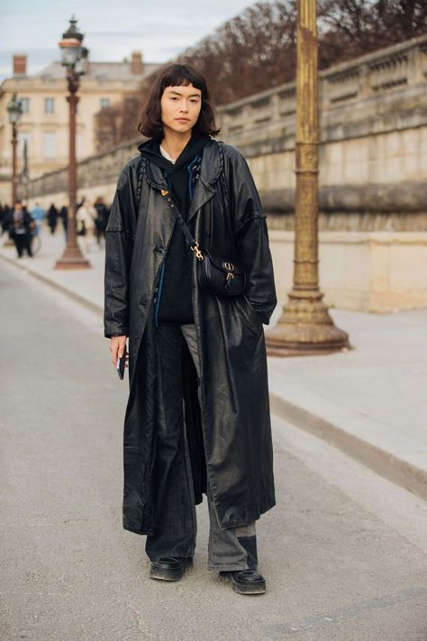 See what the models are wearing off-duty during PFW F/W 22! Days 1-2 – Of The Minute Miyako Bellizzi Style, Lower East Side Fashion, Berlin Goth, Jacket Dress Outfit, Mica Arganaraz, Street Style Paris Fashion Week, Minimalist Street Style, Japan Fashion Street, Paris Fashion Week Street Style