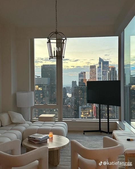 Room Ideas New York, Apartment Living Room Luxury, New York Apartment Living Room, Cozy New York Apartment, Apartment Living Room Aesthetic, Small New York Apartment Aesthetic, Small New York Apartment, Luxury New York Apartment, Cloud Couch Living Room