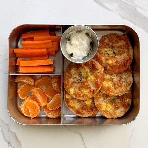 Mini pizza, Mayo, carrot and orange. Breakfast For School, Veg Pizza Recipe, Pizza Topping Ideas, Pizza Veggie, Pizza From Scratch, Kids Lunch Box Meals, Picky Toddler Meals, Veg Pizza, Pizza Homemade