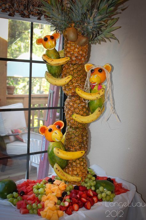 Pineapple Tree Centerpieces, Kids Party Desserts, Pineapple Tree, Palm Tree Fruit, Pineapple Palm Tree, Deco Fruit, Fruits Decoration, Fruit Centerpieces, Fruit Platter Designs