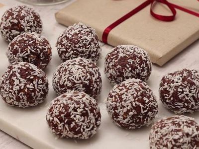 Condensed Milk Truffles, Condensed Milk Recipes Easy, Chocolate Balls Recipe, Truffle Recipe Easy, Easy Truffles, Coconut Truffles, Truffles Recipe, Condensed Milk Recipes, Recipes Christmas