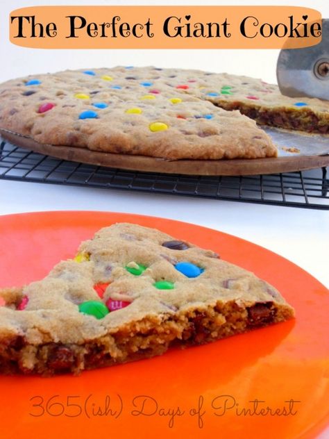 Day 300: Perfect Giant Cookie Cake - 365ish Days of Pinterest Giant Cookie Cake, Big Cookies, Giant Cookies, Large Cookies, Cookie Cakes, Cookie Pizza, Giant Cookie, Cookie Cake Recipe, Pizza Pan