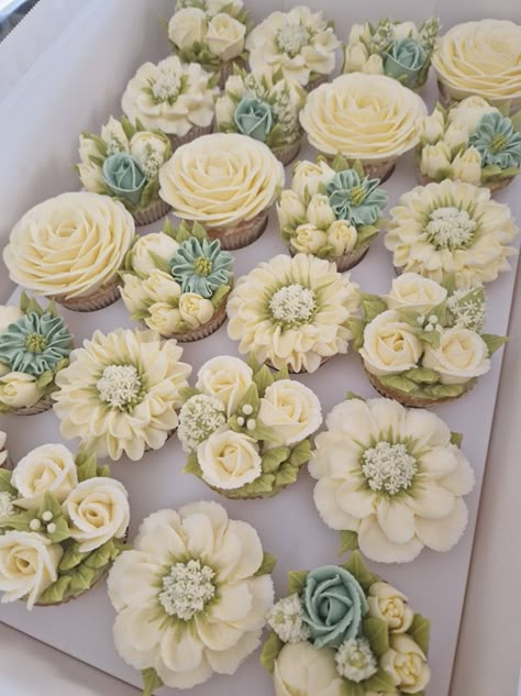 Good evening Carpets sorted, made the... - Cupcakes By Sally Cupcakes Spring, Cupcake Board, Wedding Muffins, White Flower Cupcakes, Cupcakes With Dried Flowers, Flower Bouquet Cupcakes, Bridal Shower Cupcake Ideas, White Floral Cupcakes, Winter Flower Cupcakes