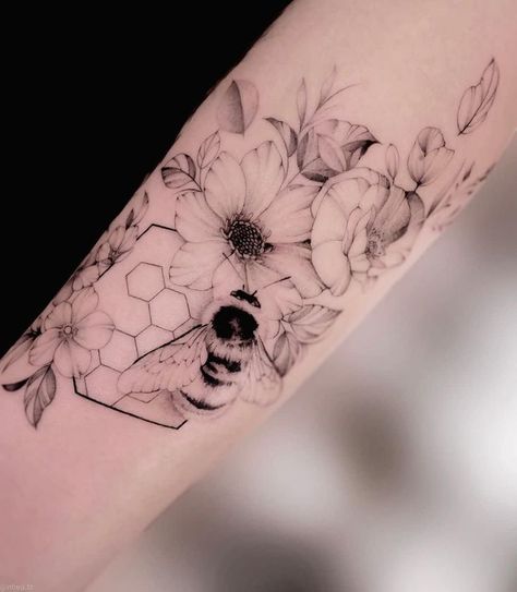 Bee And Flower Tattoo, Honeycomb Tattoo, Lillies Tattoo, Bumble Bee Tattoo, Insect Tattoo, Wildflower Tattoo, Floral Tattoo Sleeve, Airbrush App, Floral Tattoo Design