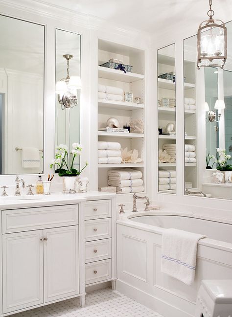 Like the storage at the end of the bath, but hard to reach with the drawers there? Makeover Kamar Mandi, Panel Mirror, Traditional Bathroom Designs, Bad Inspiration, Bad Design, Pink Bathroom, Dream Bathrooms, Intelligent Design, Bathroom Renos