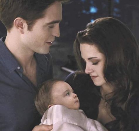 Bella And Edward Wedding, Bella And Renesmee, Bella Y Edward, Twilight Bella And Edward, Twilight Characters, Renesmee Cullen, Twilight Saga Series, Twilight Saga Breaking Dawn, Robert Pattinson Twilight