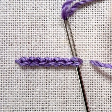 Reverse chain stitch method stage 5 Twisted Chain Stitch, Embroidery Chain Stitch, Reverse Chain Stitch, Patterns Flowers, Embroidery Lessons, Chain Stitch Embroidery, Easy Crochet Stitches, Crazy Patchwork, Hand Embroidery Patterns Flowers