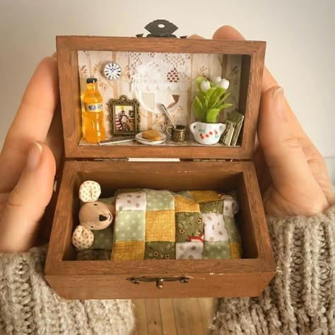 Tin Box Dollhouse, Diy Tiny Doll House, Calico Critter Diy Ideas, Altoid Tin Dollhouse, Diy Mouse House, Diy Sylvanian House, Altoid Tin Ideas Miniatures, Woodland Dollhouse, Altoids Box Ideas