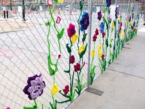 I would love to first learn how to do this, then try this on my fence at home, great way to add color in the dreary winter! Art Au Crochet, Hantverk Diy, Crochet Geek, Fence Art, Crocheted Flowers, Fence Decor, Chain Link Fence, Art Yarn, Land Art