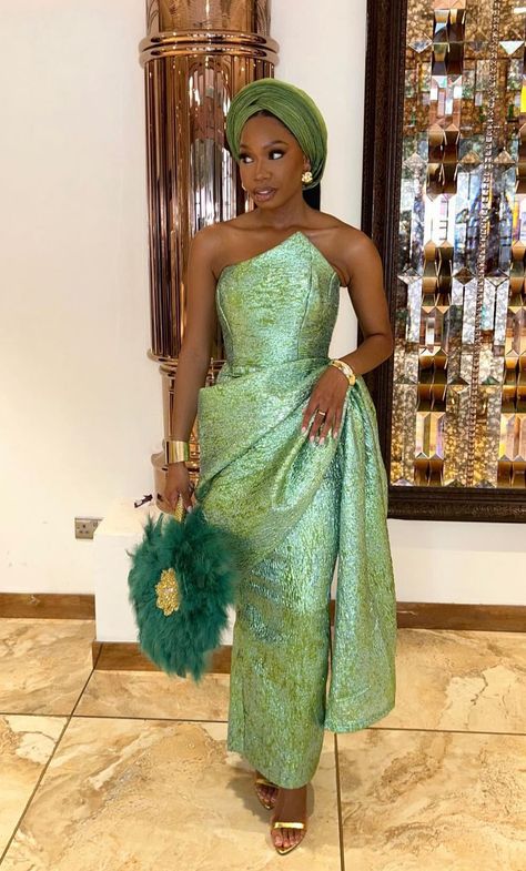 Aseobi Design 2024 Lace Styles, Naija Wedding Guest Outfits, Nigerian Traditional Dresses Weddings, Modest Asoebi Styles, Ghanaian Wedding Guest Dress, Graduation Kente Outfit Ideas, Aesobi Dresses, Traditional Bridesmaid Dresses African, Green Asoebi Lace Styles