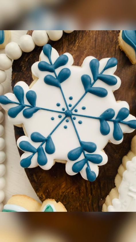 Snowflake cookie 🍪 | Christmas sugar cookies, Christmas sugar cookies decorated, Xmas cookies Sugar Cookies Decorated Christmas, Decorated Christmas Sugar Cookies, Sugar Cookies Christmas, Snowflake Sugar Cookies, Christmas Sugar Cookies Decorated, Snowflake Cookie, Cute Christmas Cookies, Royal Iced Cookies, Cookie Christmas