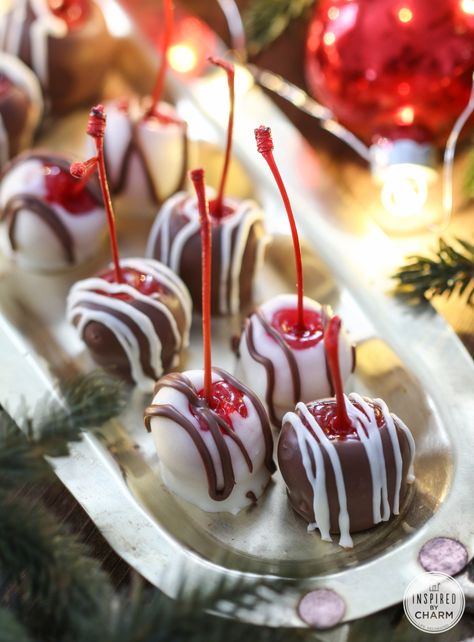 Spiked Cherries, Inspired By Charm, Boozy Desserts, Chocolate Covered Cherries, Köstliche Desserts, Homemade Candies, Fun Treats, Christmas Cocktails Recipes, Christmas Snacks