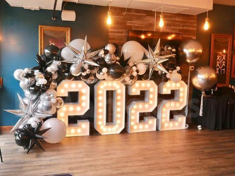 Big Letters Decoration, Nye Balloons, Prom Balloons, Graduation Garland, New Years Eve Party Ideas Decorations, Post Prom, New Year Backdrop, Lighted Marquee Letters, Graduation Backdrop