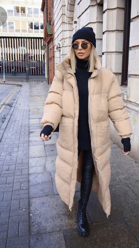 Long Tan Puffer Jacket Outfit, Cream Puffer Jacket Outfit, Long Puffer Jacket Outfit, Puffer Coat Outfit, Beige Puffer Jacket, Cream Puffer Jacket, Beige Puffer, Winter Jacket Outfits, Look Winter