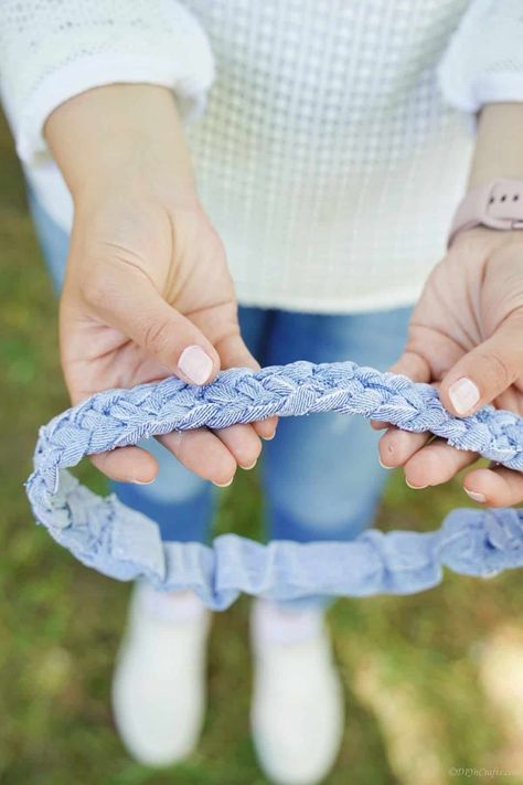 This upcycled denim braided headband is a great addition to your wardrobe! Free and easy to make and perfect gifts! Denim Upcycle Accessories, Denim Headbands Diy, Denim Headpiece, Denim Headwrap, Upcycled Denim Dog Bed, Embroidered Things, Upcycled Denim Diy, Diy Old Jeans, Denim Headband